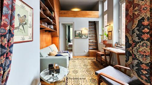 un salon avec un canapé et une table dans l'établissement The Kooch House 1.4, à Tourcoing