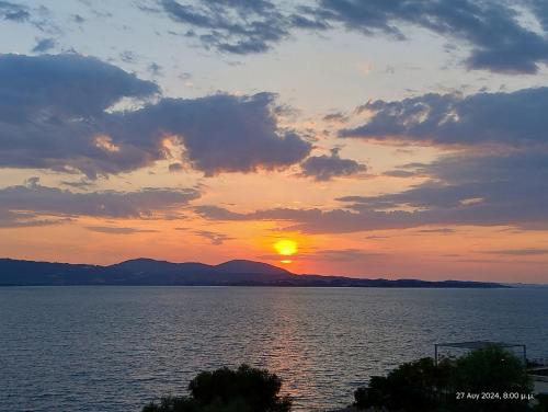 a sunset over a large body of water at sparton amfilohias παραθαλάσσιο εξοχικό Filoxenia in Spárton