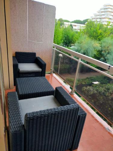 un balcon avec deux chaises et une table dans l'établissement Charmant petit studio, à La Grande Motte