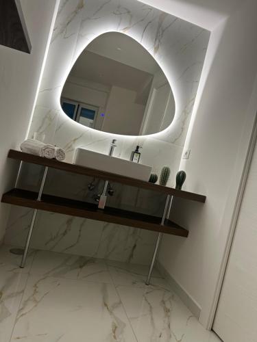 a bathroom with a sink and a mirror at Emerald Rooms in Naples