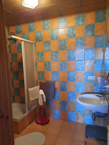 un bagno con lavandino, WC e doccia di Pension Hubertushöhe a Kulmbach