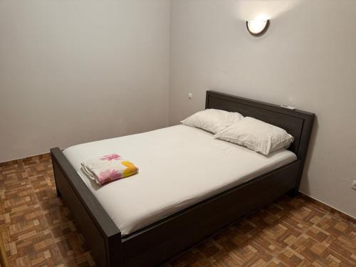 un lit avec deux oreillers dessus dans une chambre dans l'établissement Apartment T2 for rent in Porto Novo, à Porto Novo