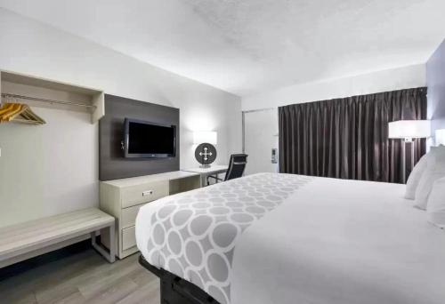 Ένα ή περισσότερα κρεβάτια σε δωμάτιο στο HomeBridge Extended Stay