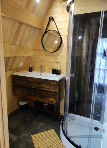 une salle de bain avec un lavabo et une douche dans l'établissement Tipi chic et cosy de 35m2 avec piscine, à Pontacq