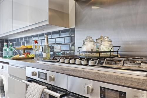 Köök või kööginurk majutusasutuses 5 BDR House in Colchester - Sleeps 10 - Parking - WiFi -Business - Contractors - Families - Long Term Stays