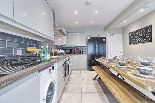 Köök või kööginurk majutusasutuses 5 BDR House in Colchester - Sleeps 10 - Parking - WiFi -Business - Contractors - Families - Long Term Stays