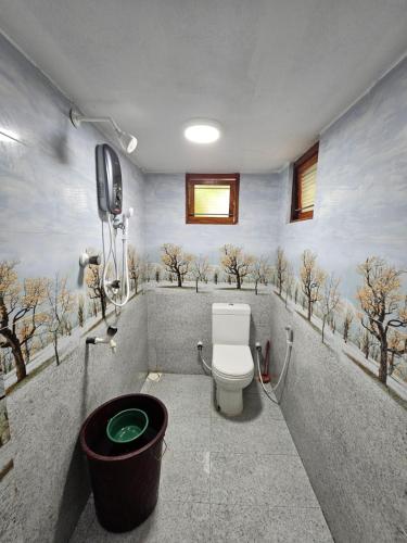 Koupelna v ubytování Saraswathy Inn