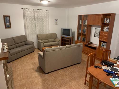 5 bed family villa with pool