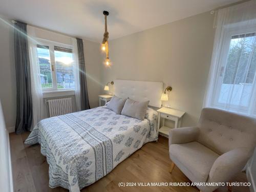 sypialnia z łóżkiem, krzesłem i oknami w obiekcie Villa Mauro Ribadeo Apartamento Turístico w mieście Ribadeo