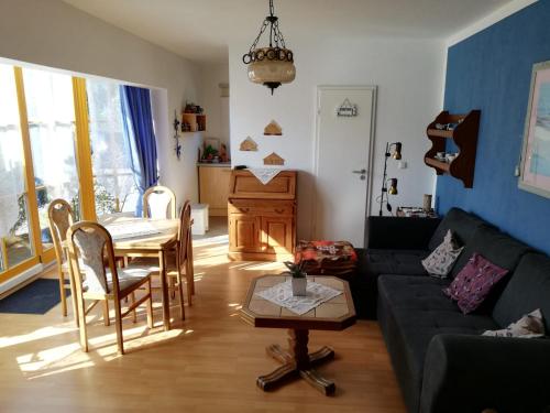 a living room with a couch and a table at Ferienwohnung am Schönberger Strand in Schönberg