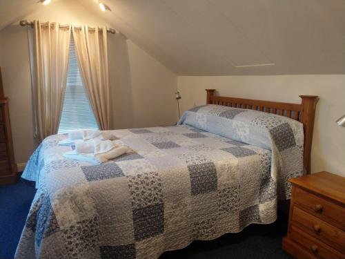 Una cama o camas en una habitación de Ash Grove House