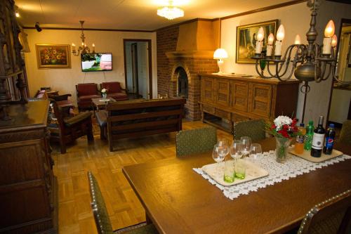 Villa Lovisa في لوفيزا: غرفة طعام مع طاولة مع كؤوس للنبيذ عليها
