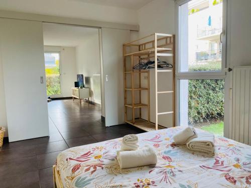 une chambre avec un lit avec des serviettes dessus dans l'établissement Les aventures de Madame Bretzel, à Colmar