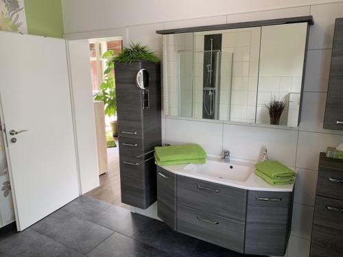 Kuchyň nebo kuchyňský kout v ubytování Ferienwohnung LOFT- direkt am Falderndelft - nähe Innenstadt