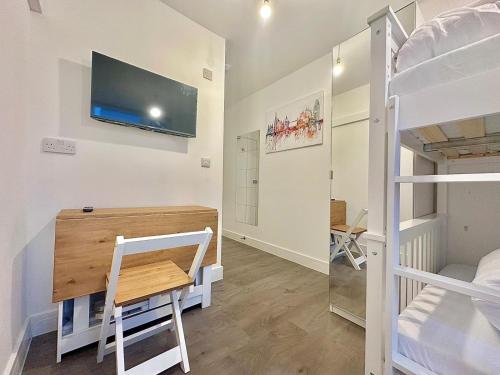 ロンドンにある264 Pentonville roadの机と二段ベッドのある寝室
