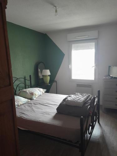 une chambre avec un lit et un mur végétal dans l'établissement boucaniers, à Berck-sur-Mer