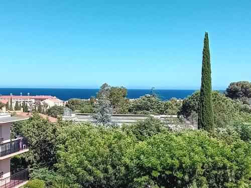 Photo de la galerie de l'établissement Large, bright and quiet holiday flat with stunning panoramic sea views, à Saint-Aygulf
