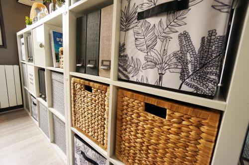 un mur d'étagères dans une pièce dans l'établissement Studio 