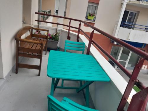 une table bleue et des chaises assises sur un escalier dans l'établissement boucaniers, à Berck-sur-Mer