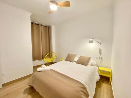 ein Schlafzimmer mit einem großen Bett und einem Deckenventilator in der Unterkunft Balcón de la Paz in Antequera