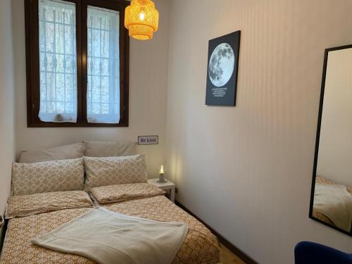 a bedroom with a bed and a window at Casa Murata Montagnana in Montagnana