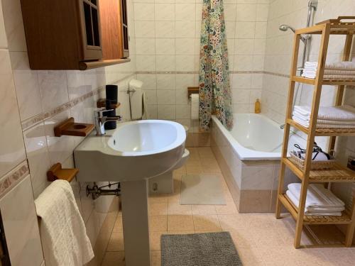 a bathroom with a sink and a bath tub at Casa Murata Montagnana in Montagnana