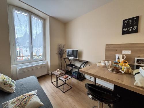 Photo de la galerie de l'établissement Le Puy de Dôme - 1 chambre - Clim, à Châtel-Guyon