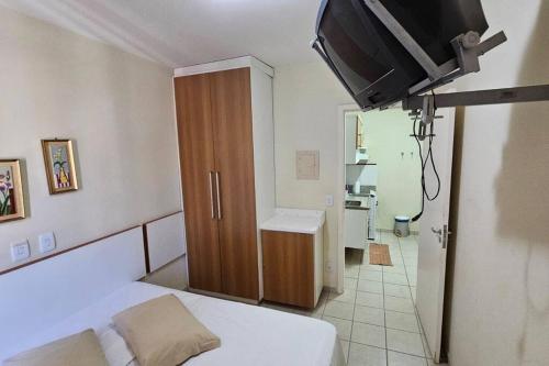 a small room with a bed and a tv in it at Lindo Flat ao lado do Hot Park - Cond Serra Park -Apt 121 in Rio Quente