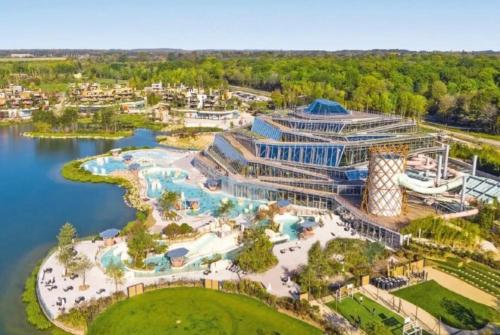 une vue aérienne du parc aquatique du complexe dans l'établissement COSY F2 Proche Disneyland Paris, à Serris