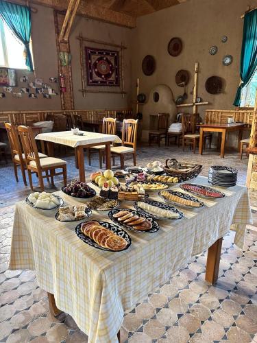 een tafel met daarop borden met eten bij Hotel Latif Samarkand in Samarkand