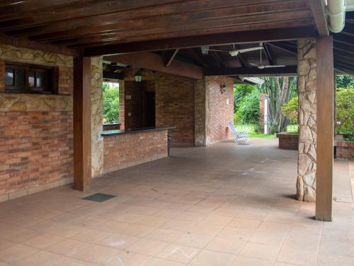an empty patio with a brick wall at BauHouse Comfort Suites Asuncion in Asuncion