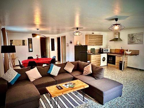 un salon avec un canapé et une table dans l'établissement Le pain perdu de germaine, à Château-Gontier