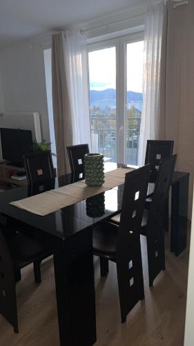 d'une table à manger et de chaises avec une grande fenêtre. dans l'établissement Le sept, à Colmar