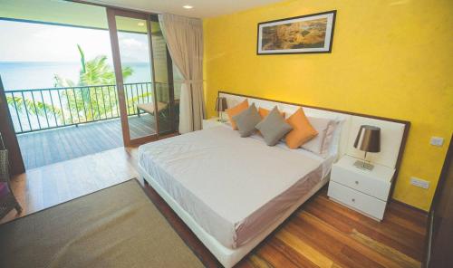 Giường trong phòng chung tại Oceanica Resort Seychelles