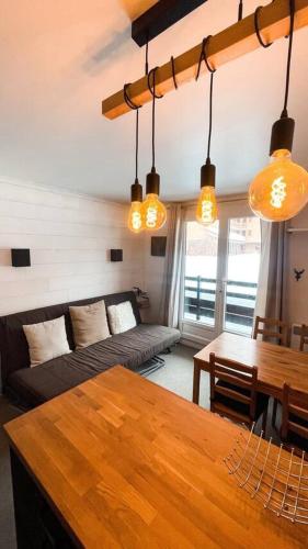 un salon avec une table et un canapé dans l'établissement Chez Simon, à Risoul