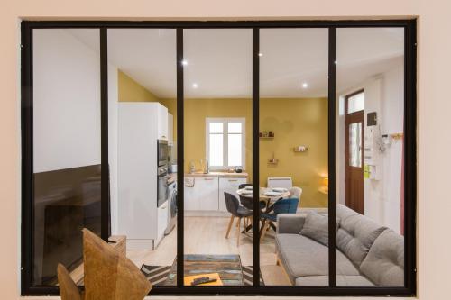 un salon avec un canapé et une table dans l'établissement Le Scalaire, T2 totalement rénové, hypercentre Rochefort, arrivée autonome, à Rochefort