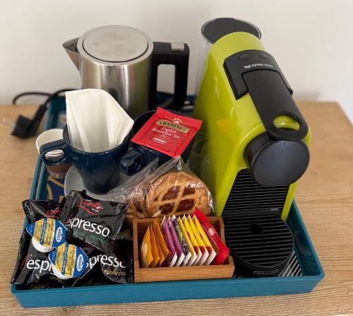 a lunch box with a mixer and some food at Sweet Dreams in Civitavecchia