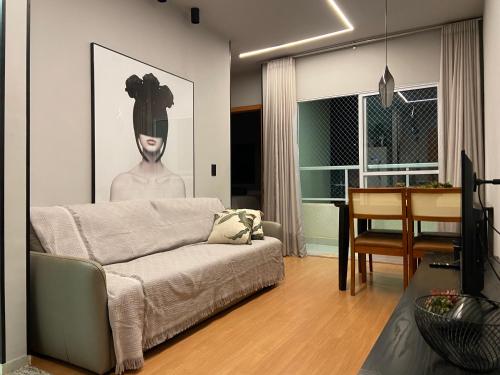 una sala de estar con un sofá y una mesa en Ap Shopping Capim Dourado, en Palmas