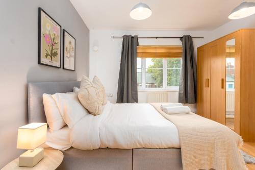 Ένα ή περισσότερα κρεβάτια σε δωμάτιο στο Central Coventry Flat Free Parking Sleeps 6