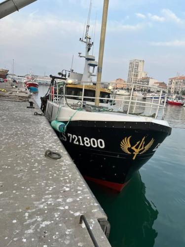 un bateau est amarré à un quai dans l'eau dans l'établissement Louez Notre Bateau Immobilisé !, à Grosbreuil