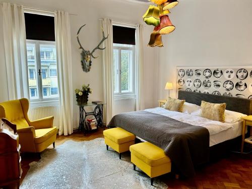 ウィーンにあるLeuhusen Boutique Apartments Vienna, Wienのベッドルーム1室(ベッド1台、椅子、窓付)
