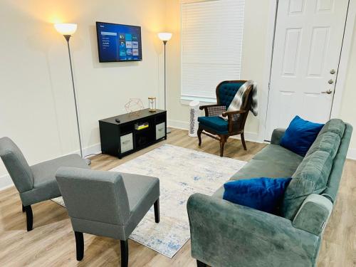 a living room with a couch and two chairs at Apt 2 Bedrooms 2 Full Baths FREE Parking & FREE Laundry in Unit in The Woodlands