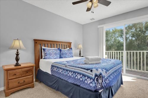 a bedroom with a bed and a window at Spring retreat near Disney, Perfect for families in Kissimmee