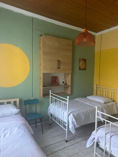 Llit o llits en una habitació de Ghebi Inn