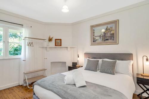 a bedroom with a large white bed in a room at Charming Blue Mountains Cottage Katoomba in Katoomba