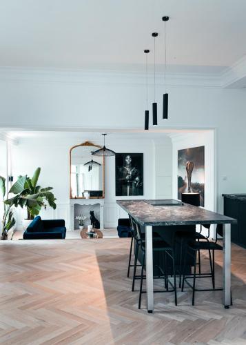 une salle à manger avec une table et des chaises dans l'établissement Le Jeanne d'Arc, à Chinon