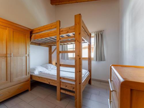 a bunk bed in a room with a desk at Maxima - Ski in - Ski Out in Flecken