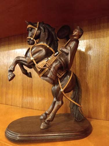 a bronze statue of a man riding a horse at Hospedaje Velilu in Ica