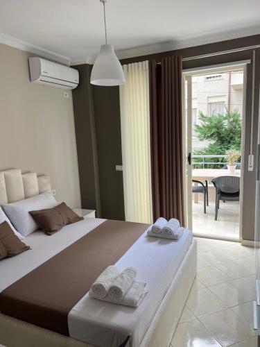 Ένα ή περισσότερα κρεβάτια σε δωμάτιο στο Lake View Apartment Tirana