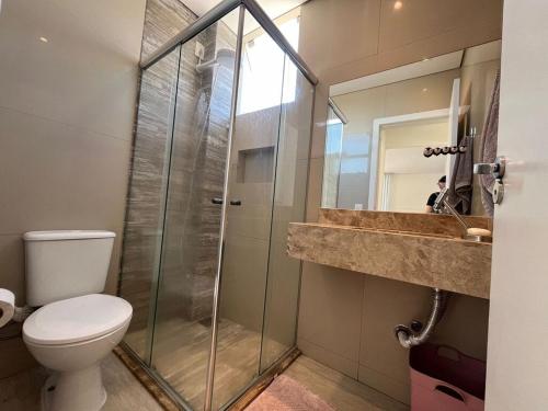 une salle de bains avec douche, toilettes et lavabo dans l'établissement Casa Palmas, à Governador Celso Ramos